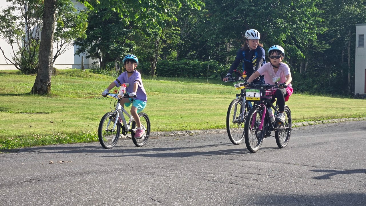 自転車で走る子どもたち